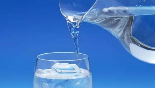 起床后喝一杯水，可以增補(bǔ)下水分，刺激下腸胃